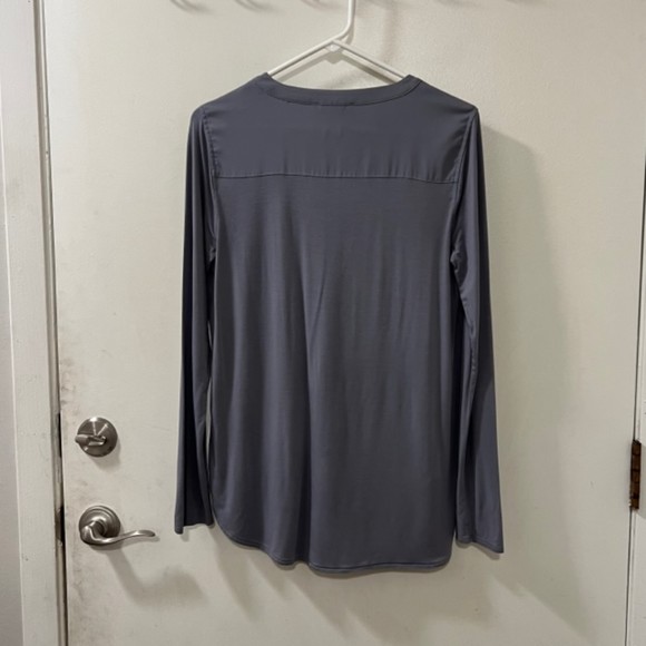 White House Black Market Womens Gray VNeck Hi Low Hem LS Top Soft & Satiny Sz XS - Picture 5 of 11